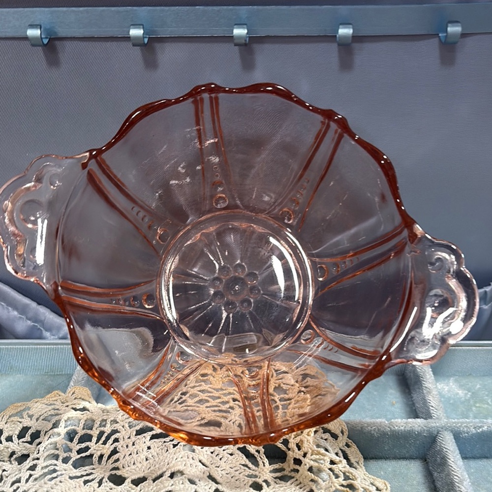 vintage Anchor Hocking pink depression glass bowl in the "Oyster and Pearl" 
9